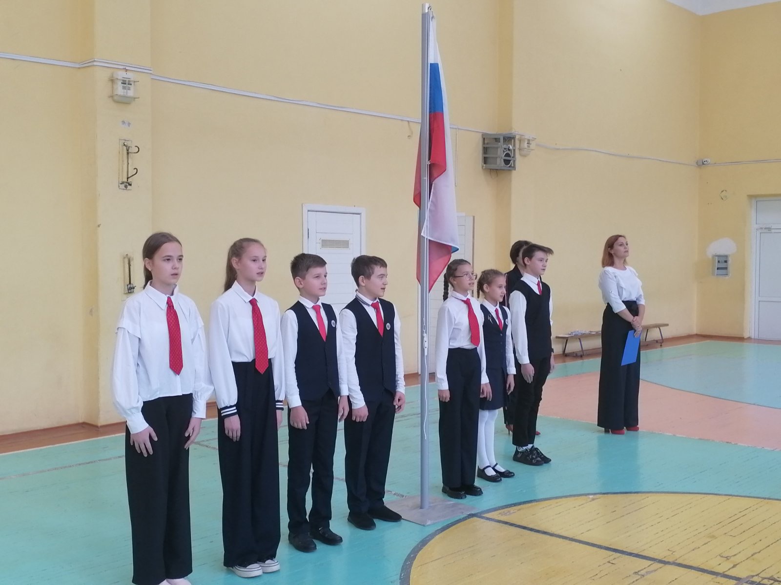 Каждый понедельник начинается с церемонии поднятия Государственного флага Российской Федерации.