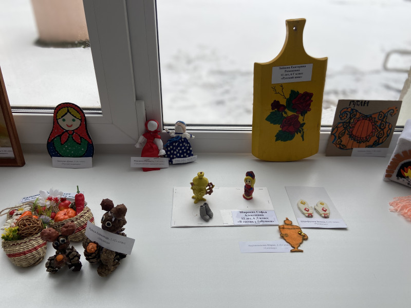 Выставка работ декоративно-прикладного творчества наших ребят  «Народный сувенир - гордость России».